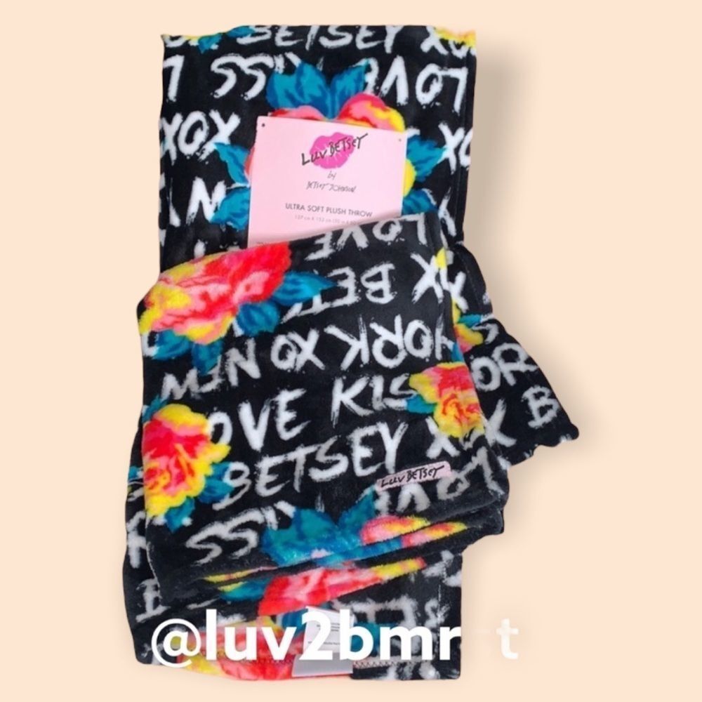- 𝅺Betsey Johnson Ultra soft plush throw